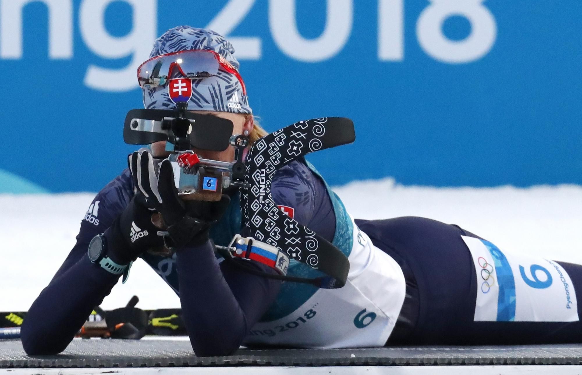 Biatlonistka Anastasia Kuzminová počas streľby.