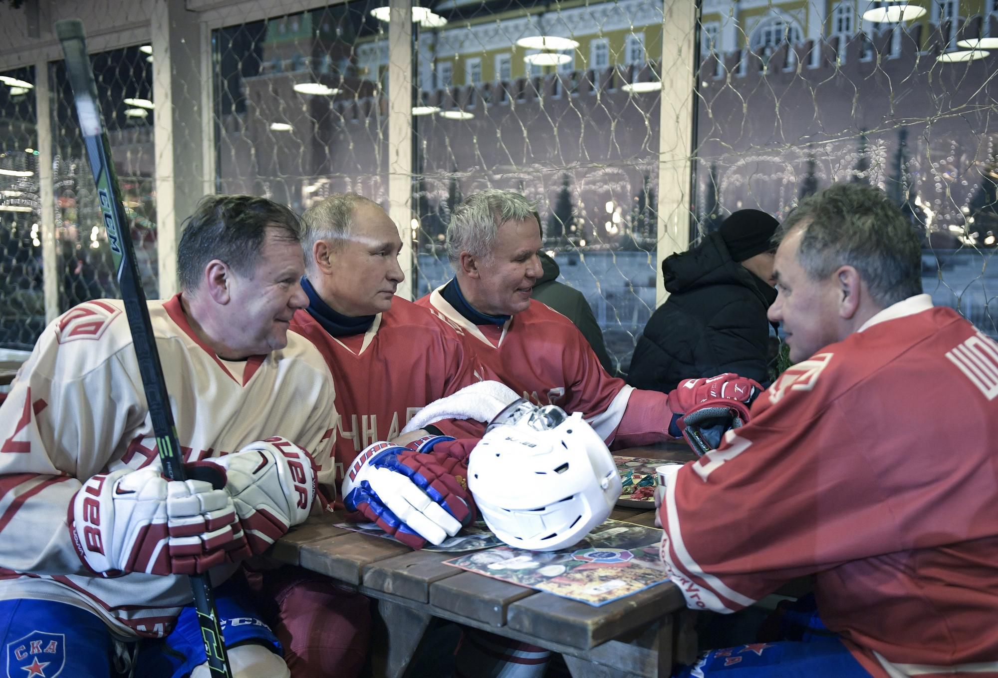 Ruský prezident Vladimír Putin s legendami ruského hokeja.