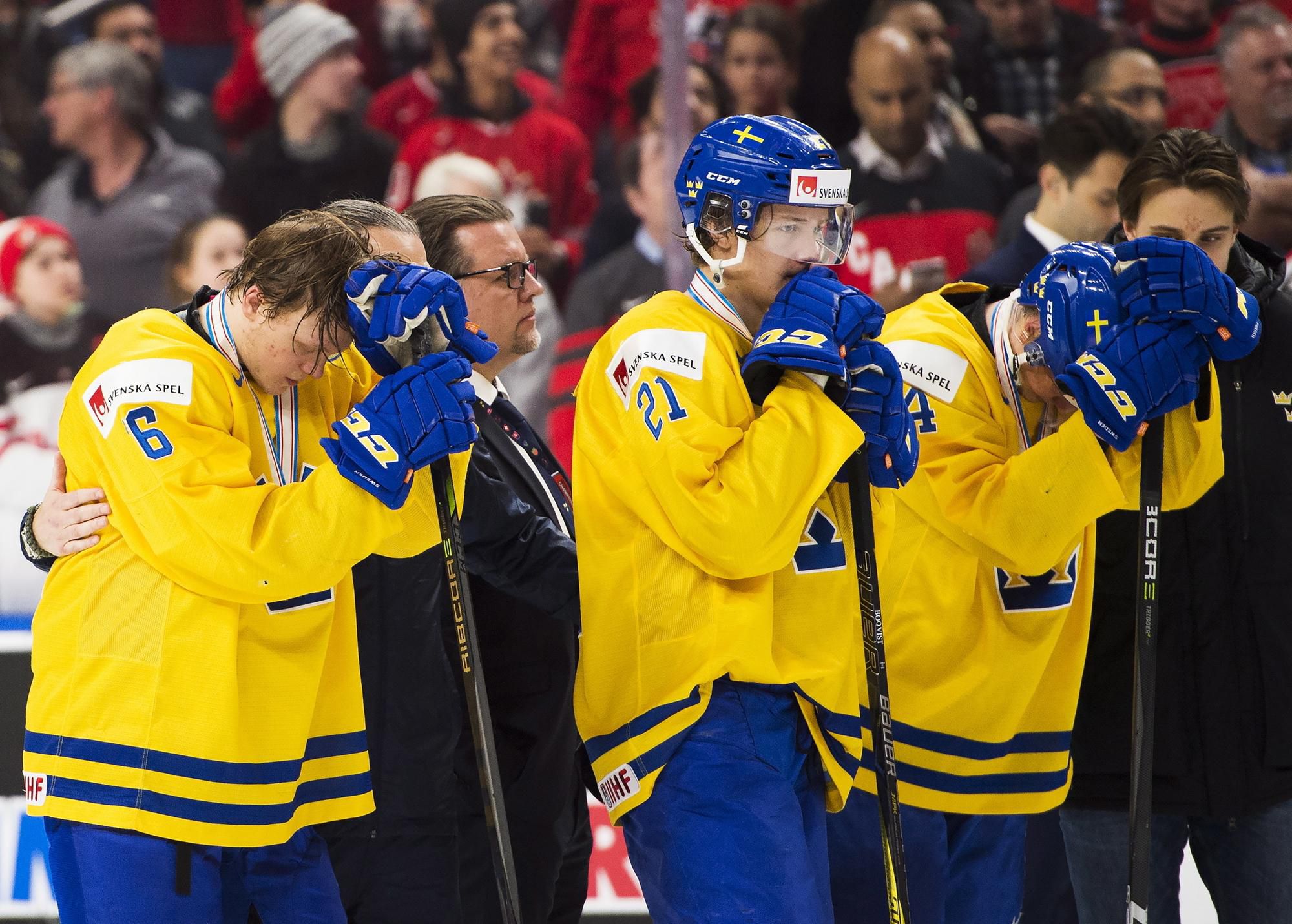 Smutní švédski hokejisti po prehratom zápase s Kanadou.
