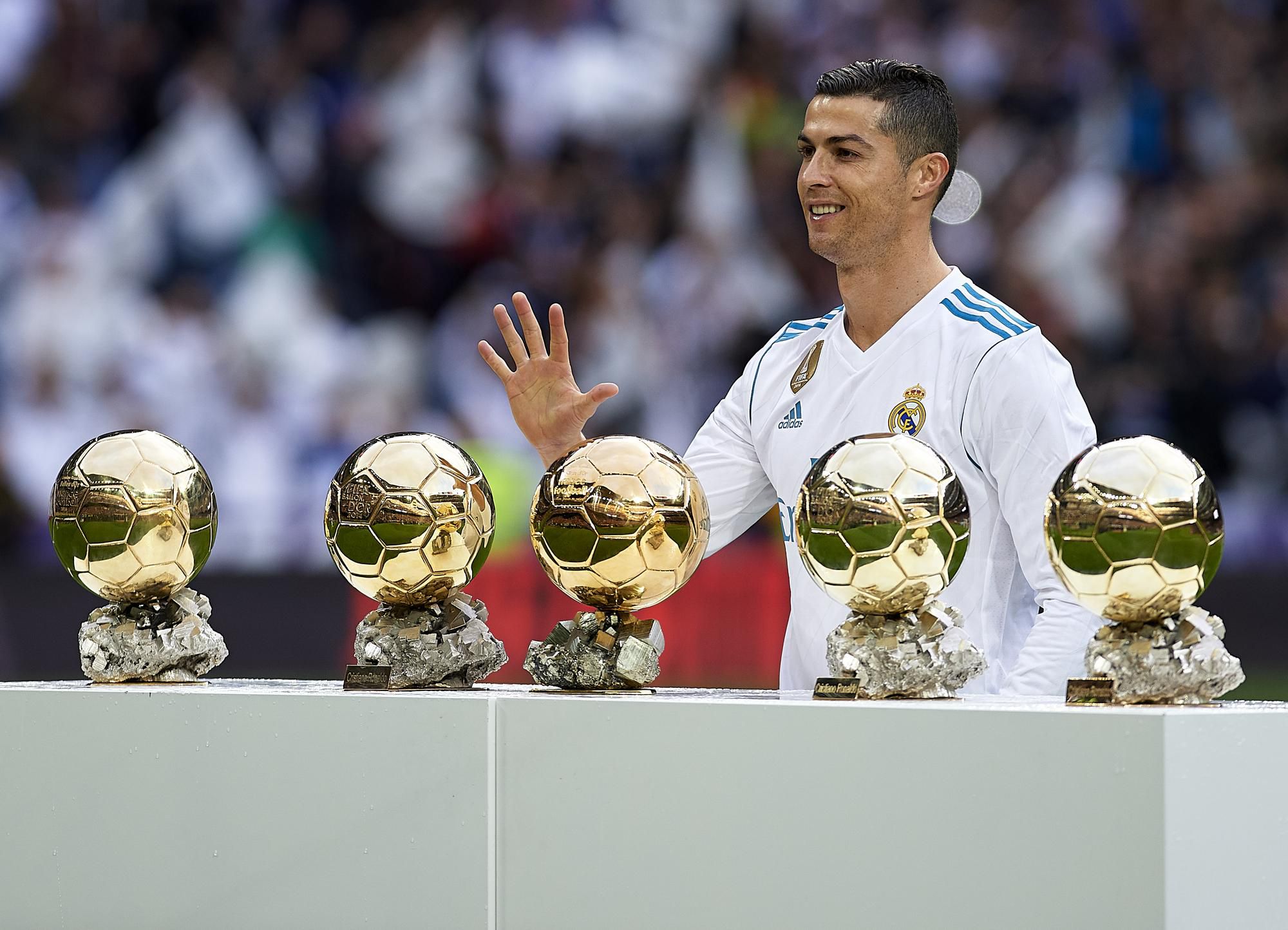 Cristiano Ronaldo so zlatými loptami.