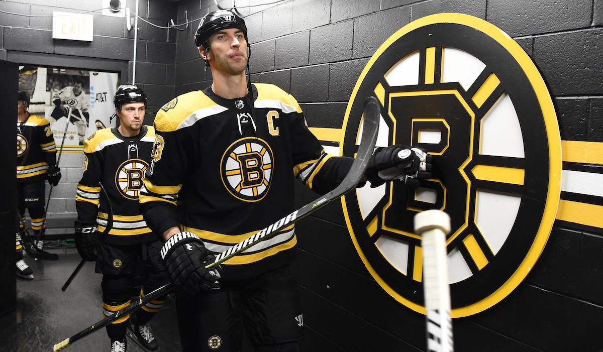 Zdeno Chára vychádza zo šatne (Boston Bruins).