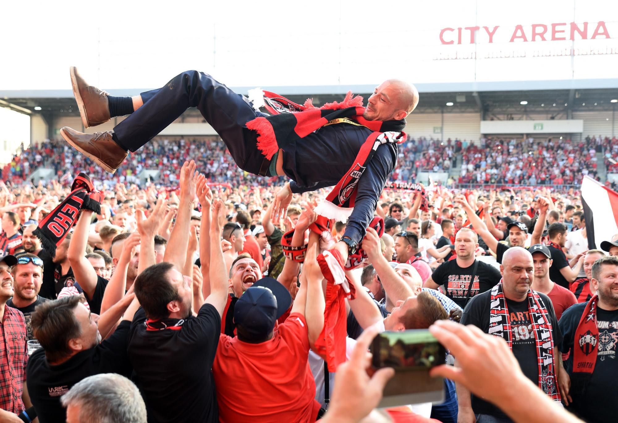 Tréner FC Spartak Trnava Nestor El Maestro (hore) a radosť fanúšikov.