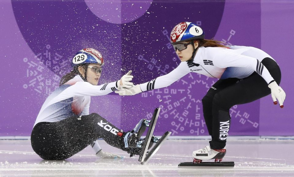 Domáce Kórejčanky utvorili časom 4:06,387 olympijský rekord v štafetách žien na 3000 m v rýchlokorčuľovaní na krátkej dráhe.