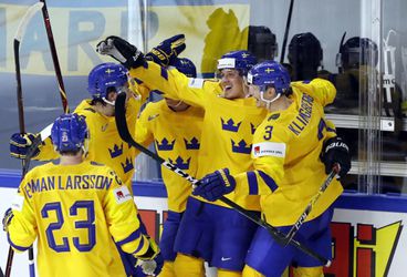 Obhajcovia titulu Švédi začali hladkým triumfom nad Bielorusmi