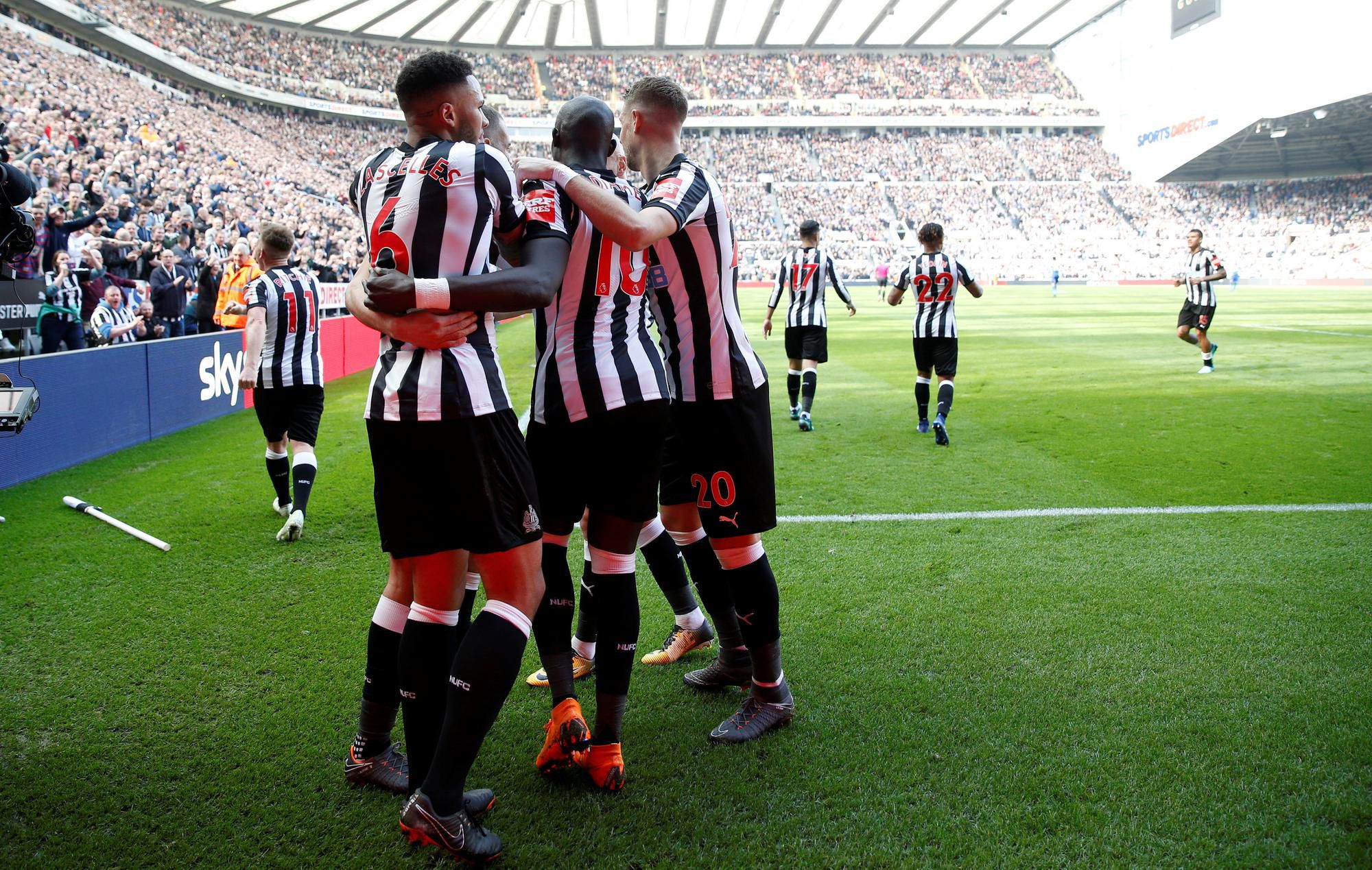 Futbalisti Newcastlu oslavujú strelený gól