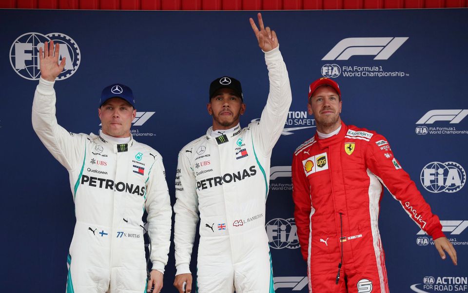 Kvalifikácia na VC Španielska, zľava Valtteri Bottas, Lewis Hamilton a Sebastian Vettel