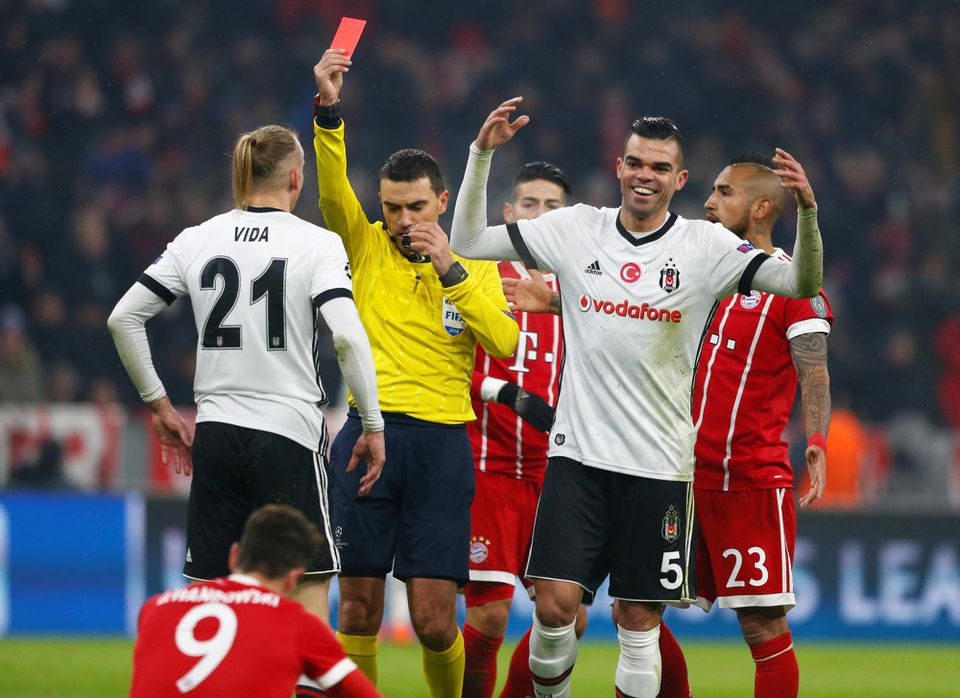 Pepe reaguje na červenú kartu svojho spoluhráča Domagojho  Vida.