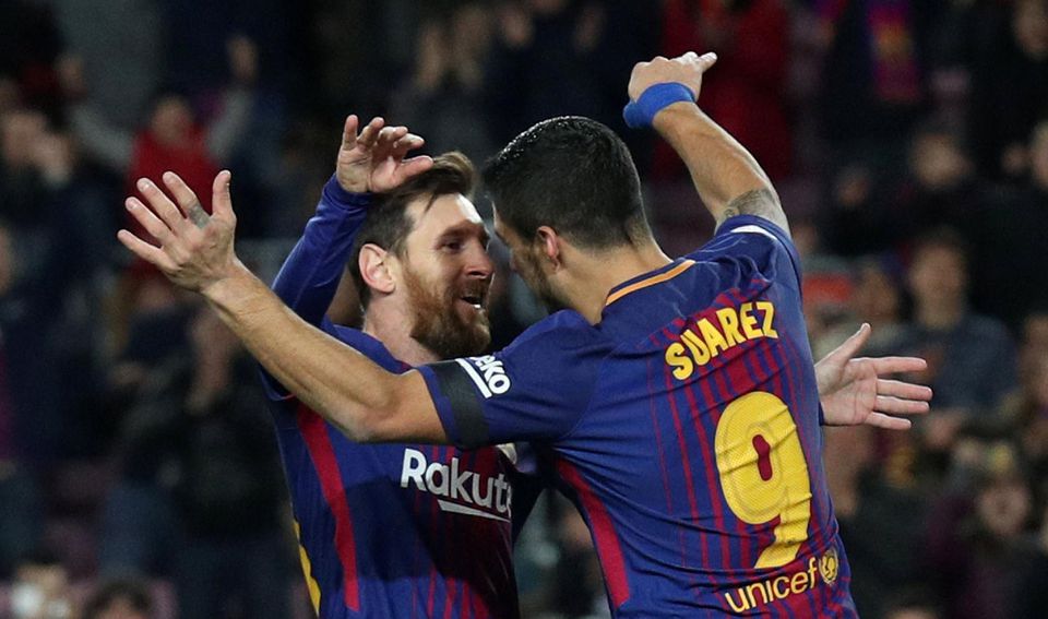 Lionel Messi a Luis Suárez z FC Barcelona oslavujú gól