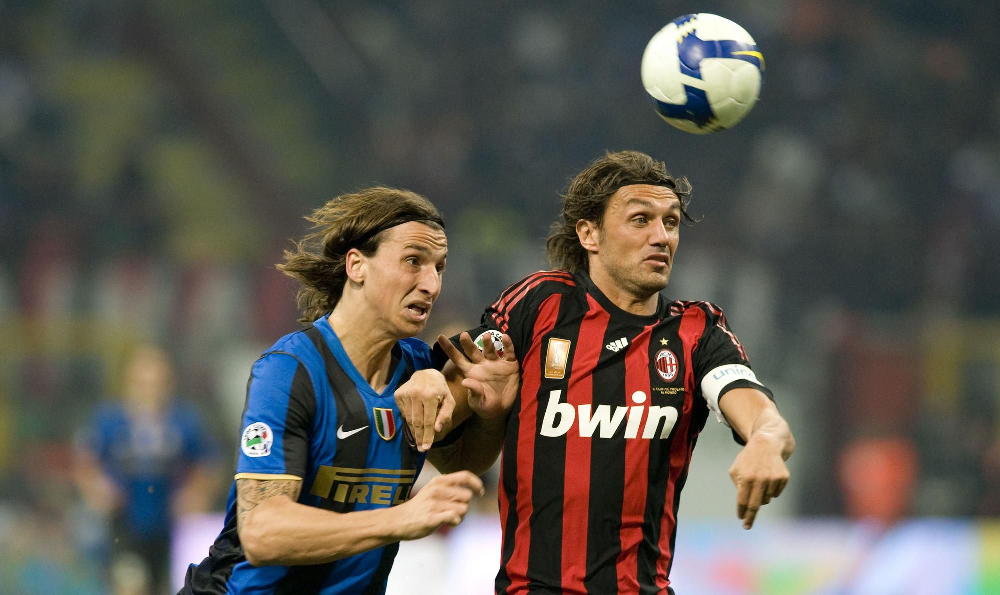 Zlatan Ibrahimovič v drese Interu Miláno v súboji s Paolom Maldini z AC Milána