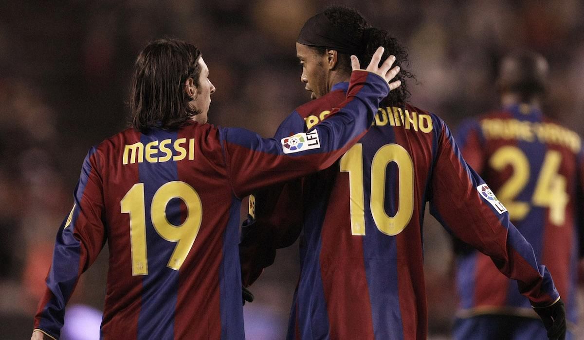 Lionel Messi a Ronaldinho spolu v Barcelone.