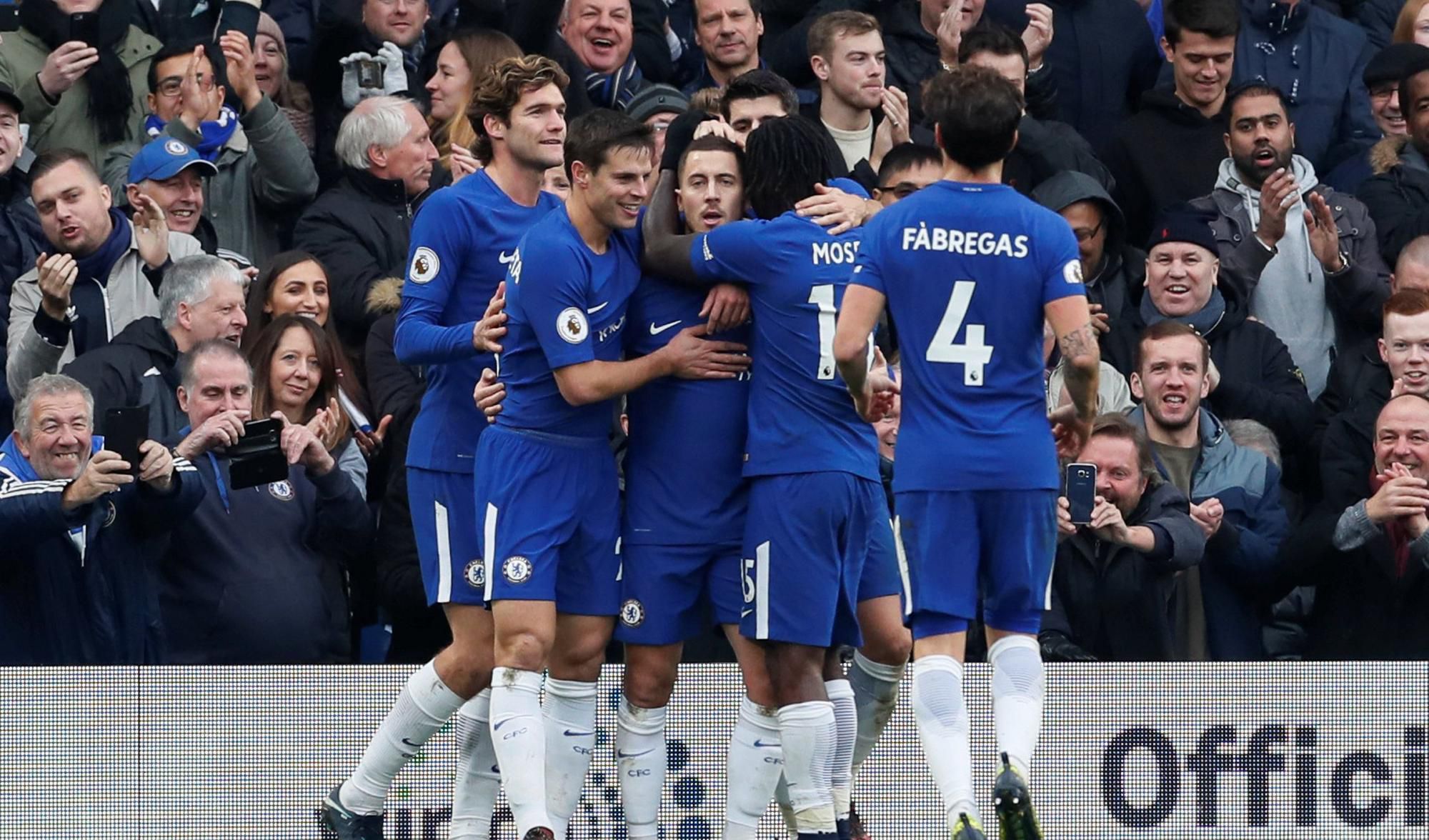 Futbalisti Chelsea FC oslavujú gól