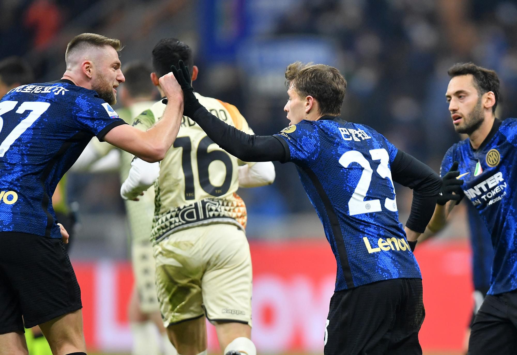 Milan Škriniar a Nicolo Barella sa tešia z gólu