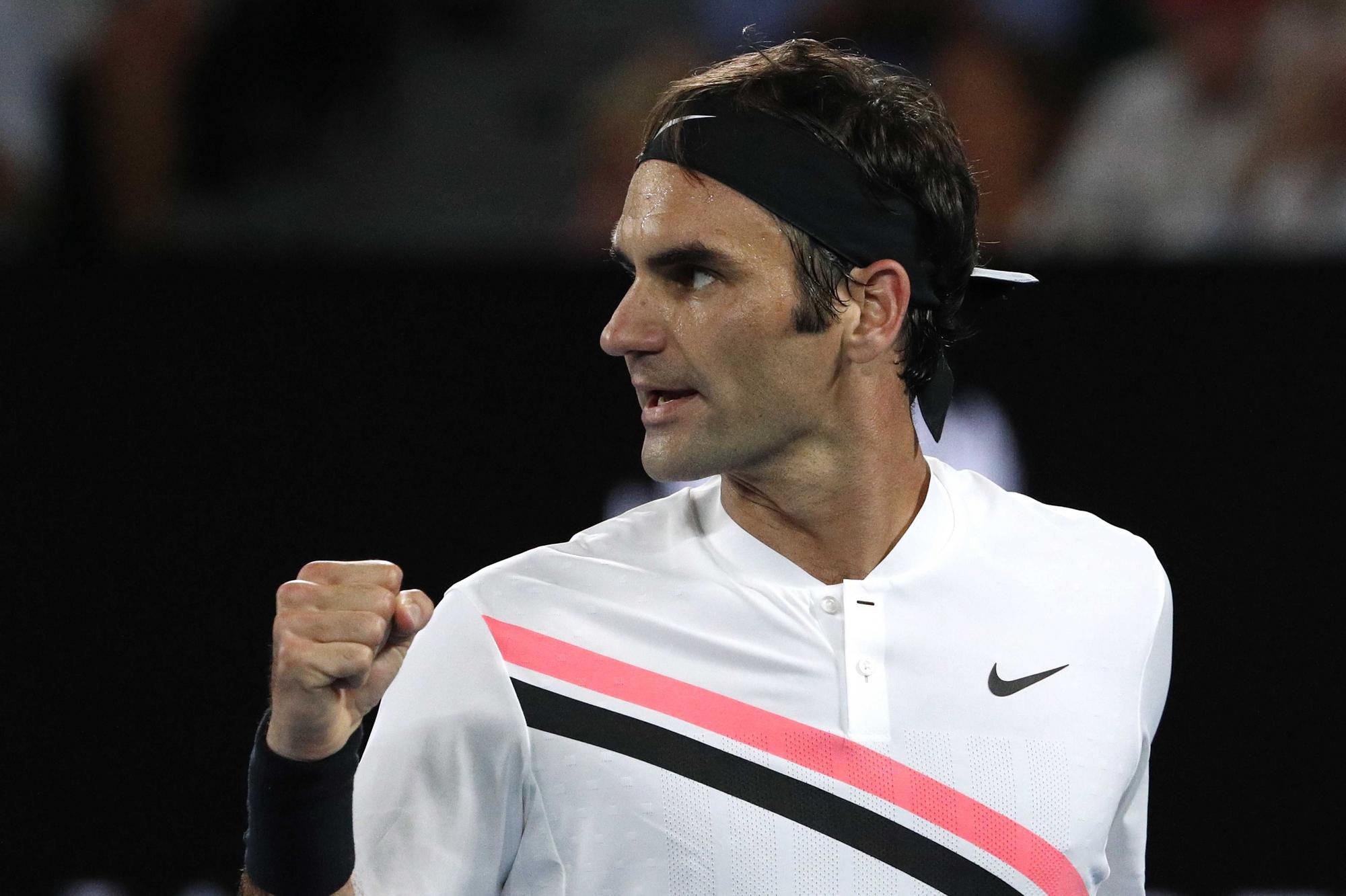 Roger Federer sa teší z víťaznej loptičky.