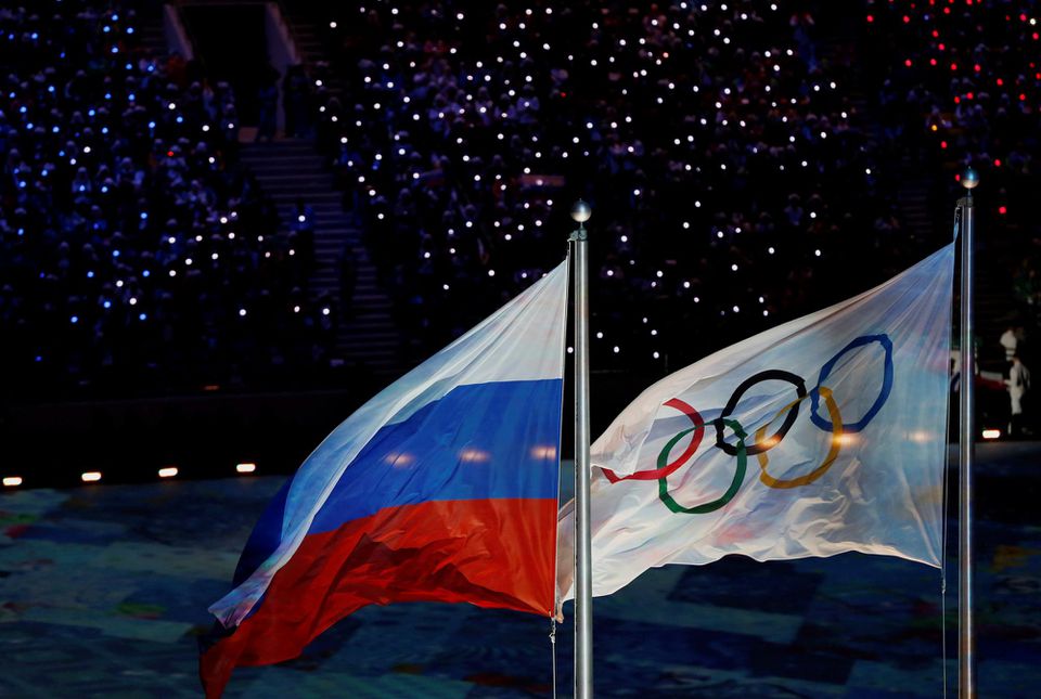 ruská a olympijská vlajka