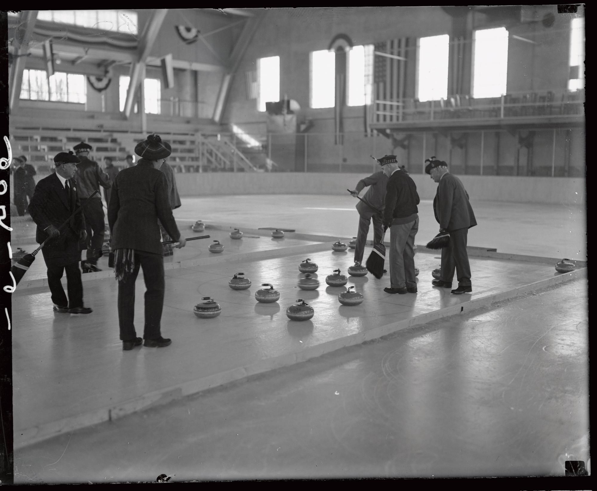 Demonštrácia curlingu na olympiáde 1932.