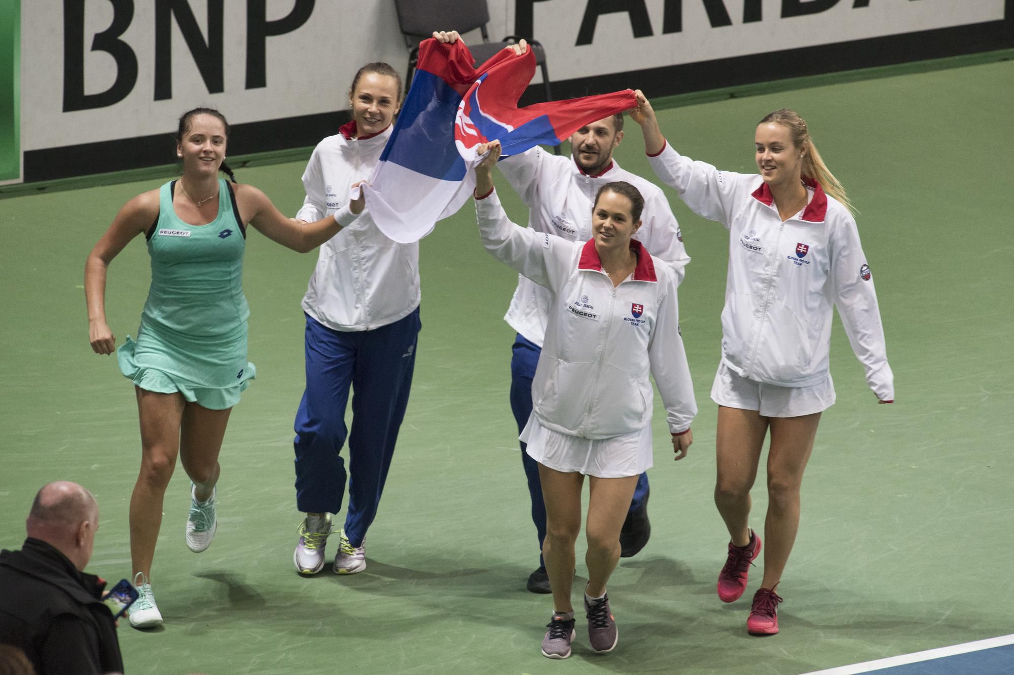 radosť z víťazstva slovenského fedcupového tímu (Viktória Kužmová, Magdaléna Rybáriková, kapitán tímu Matej Lipták, Jana Čepelová a Anna Karolína Schmiedlová