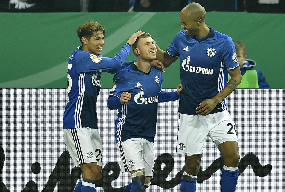 Max Meyer zo Schalke sa raduje z gólu so spoluhráčmi Aminem Haritom a Naldom