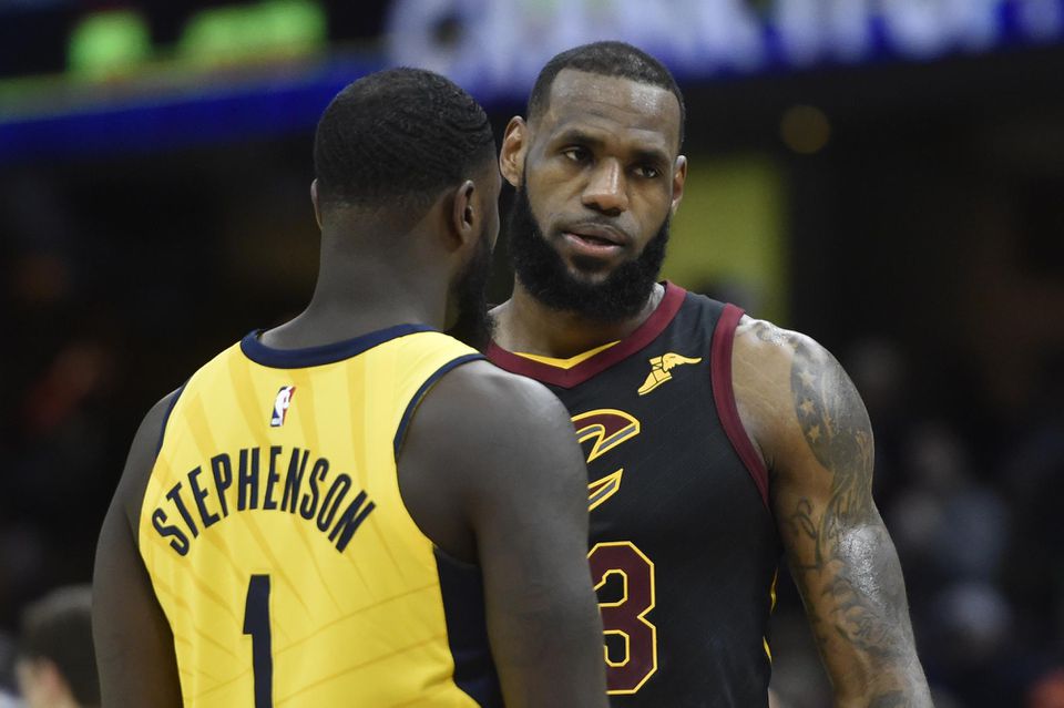 LeBron James (Cleveland Cavaliers) a Lance Stephenson (Indiana Pacers).