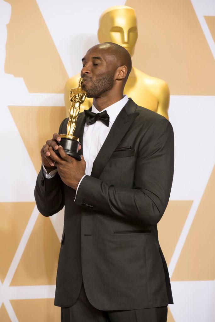 Kobe Bryant pózuje so soškou Oscara.