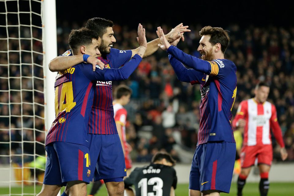 Philippe Coutinho, Luis Suárez a Lionel Messi sa tešia z gólu