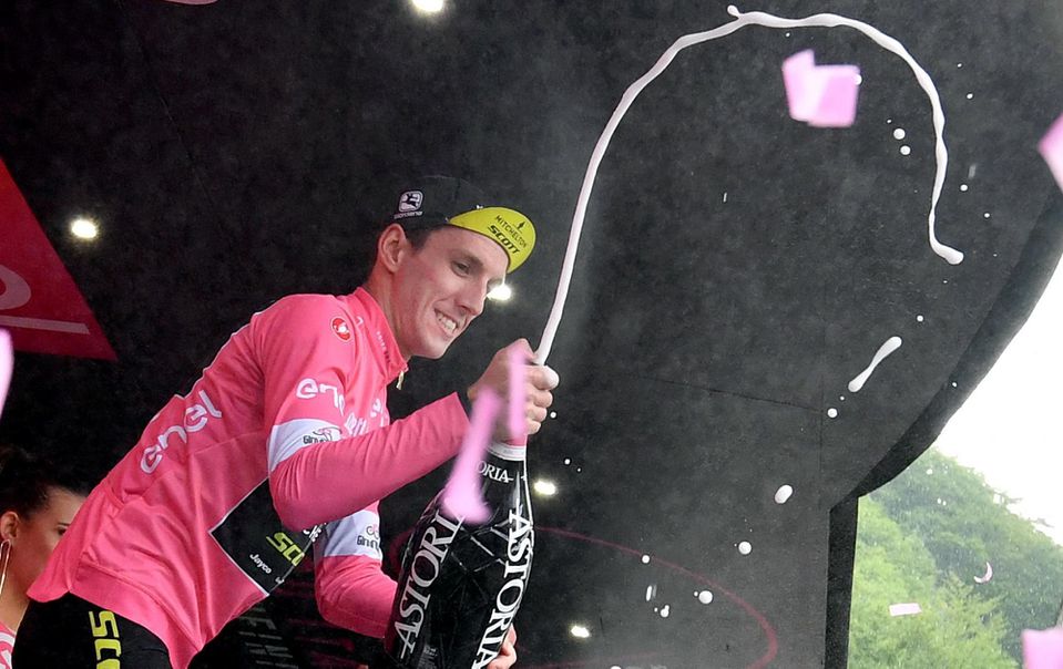 Simon Yates oslavuje na Giro d'Italia
