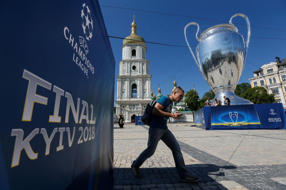 Obrovská replika pohára pre víťaza  Ligy majstrov vystavená pred Katedrálou Sofia v Kyjeve.