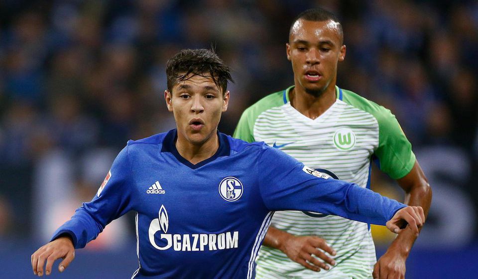 Amine Harit (FC Schalke) - Marcel Tisserand (VfL Wolfsburg)