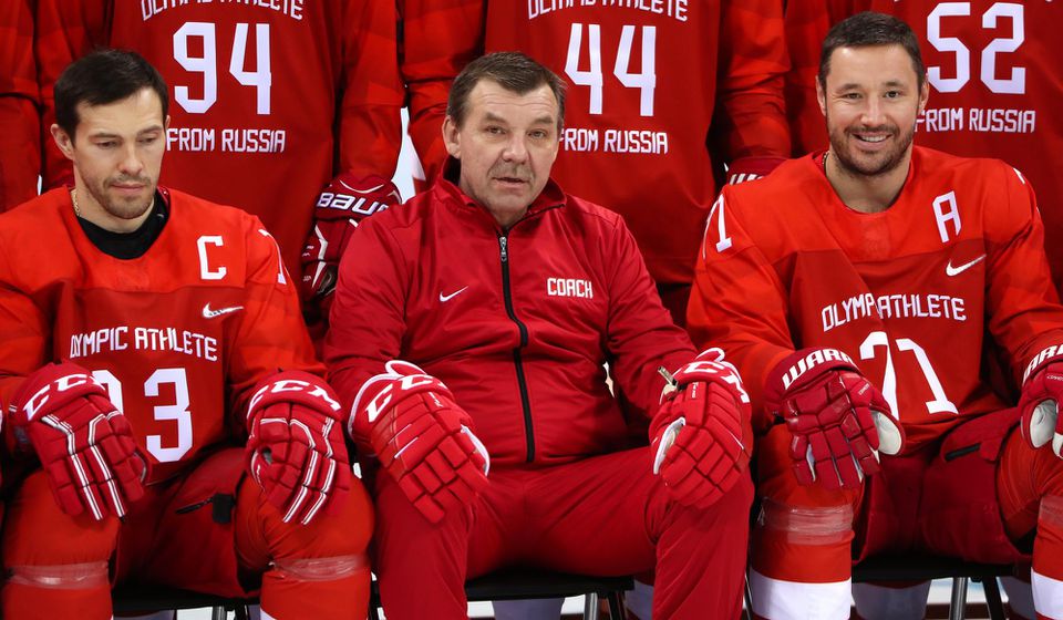 Ruskí hokejisti Pavel Dacjuk, Ilja Kovalčuk a tréner Oleg Znarog (v strede).