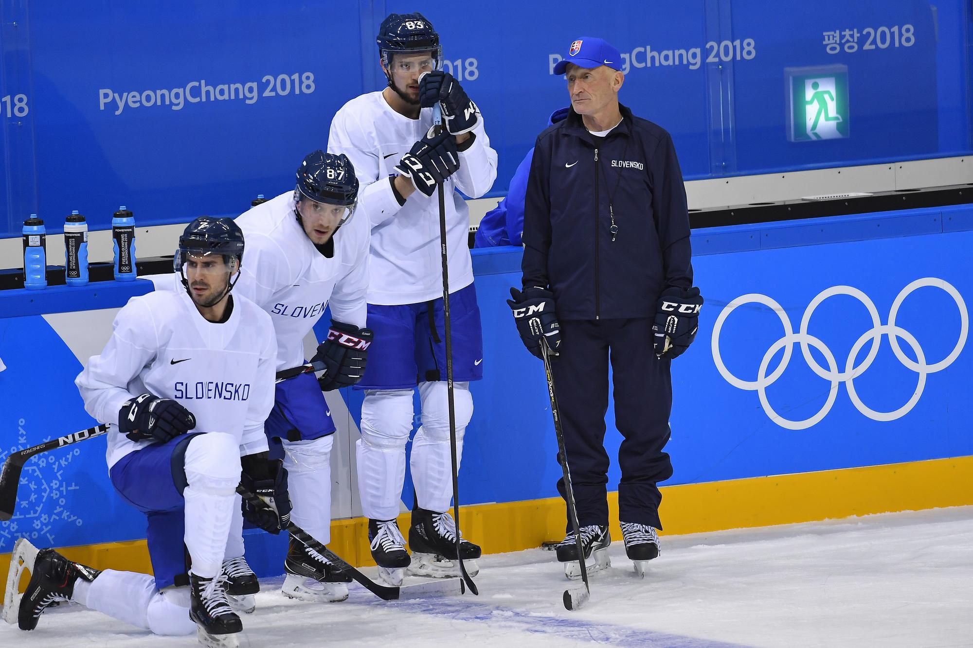 Ivan Baranka, Marcel Haščák, Martin Bakoš a tréner Craig Ramsay na tréningu slovenskej hokejovej reprezentácie