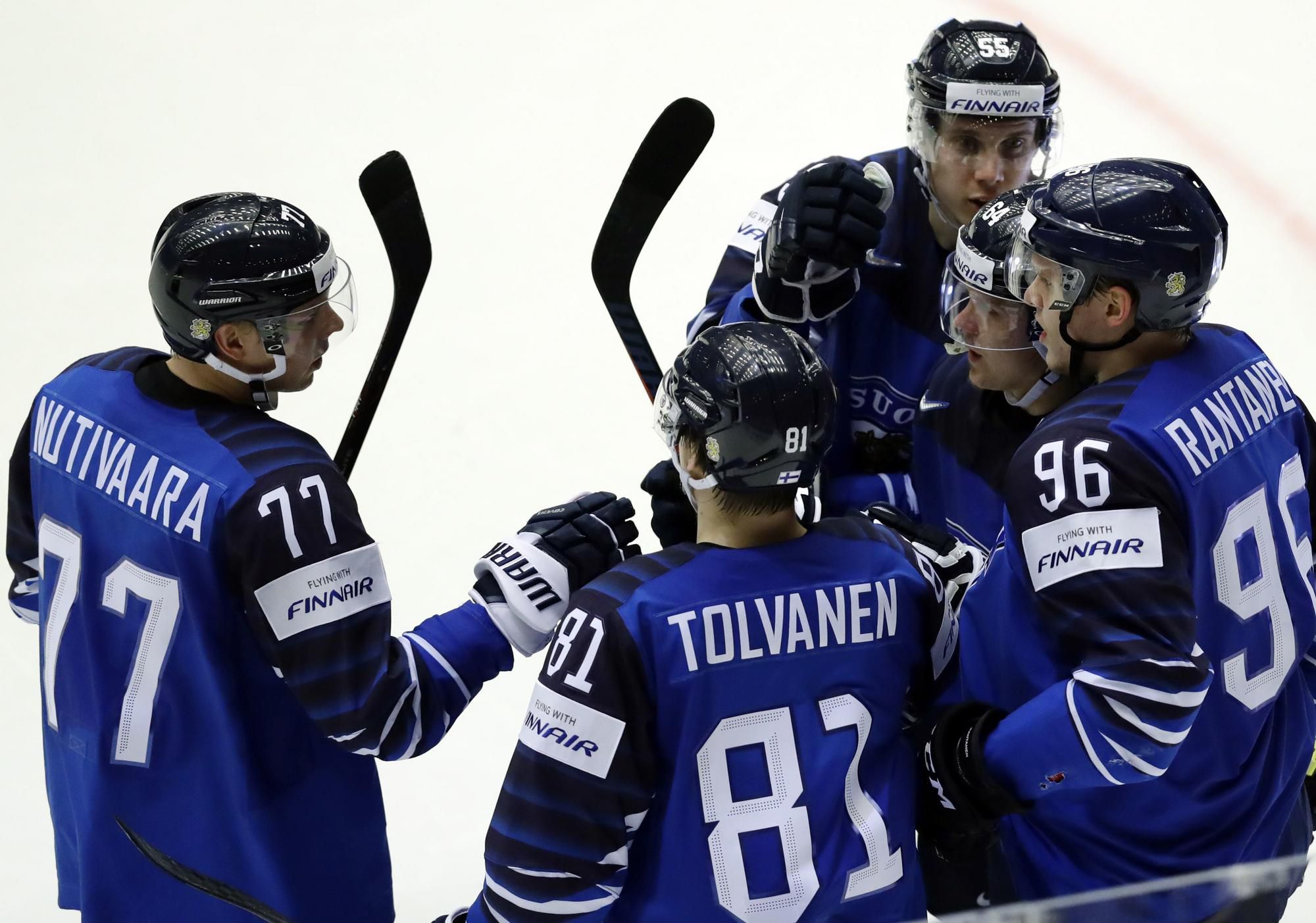Radosť hráčov Fínska na MS v hokeji 2018.