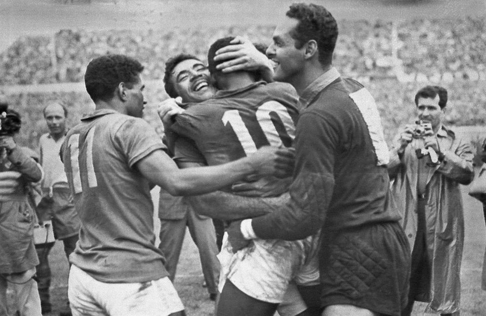 Pelé oslavuje titul Brazílie so spoluhráčmi na MS 1958