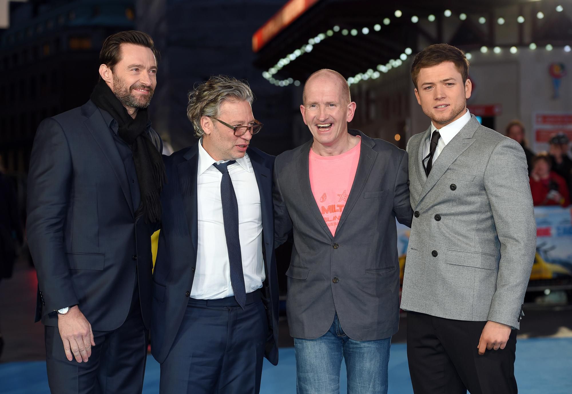 Michael Edwards na premiére filmu Orol Eddie, ktorého hral britský herec Taron Egerton spolu s Hughom Jackmanom a režisérom Dexterom Fletcherom.