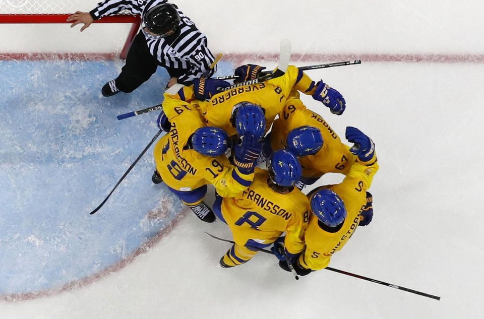 Švédski hokejisti oslavujú gól na ZOH 2018 v Pjongčangu