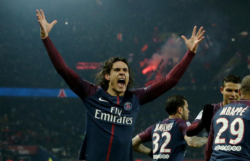 Edinson Cavani z Paríža Saint-Germain oslavuje gól