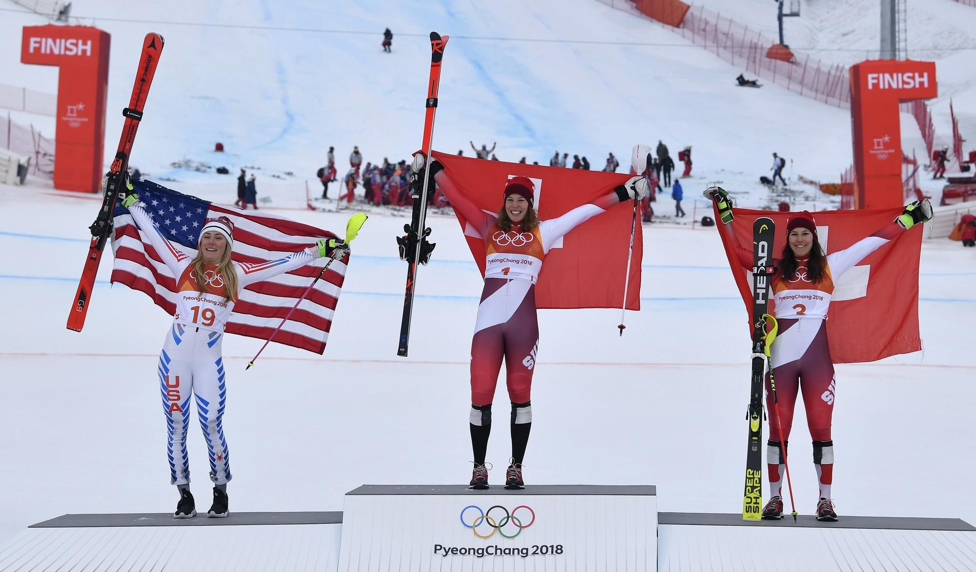 Michelle Gisinová, Mikaela Shiffrinová a Wendy Holdenerová