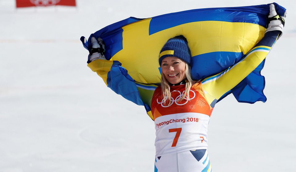 Frida Hansdotterová so švédskou vlajkou.
