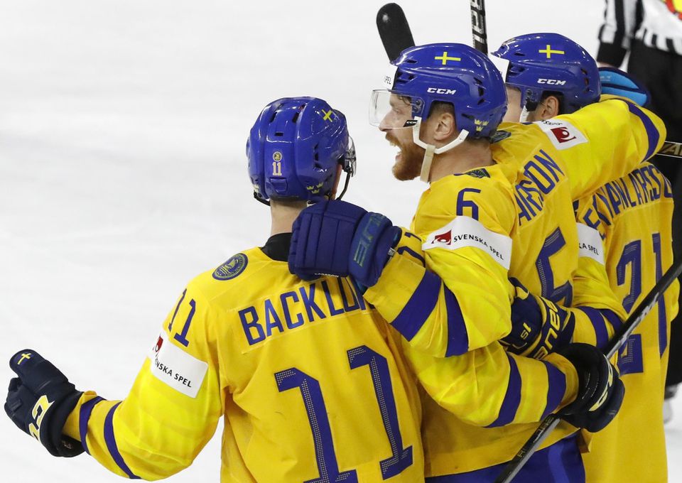 Švédski hokejisti oslavujú víťazstvo