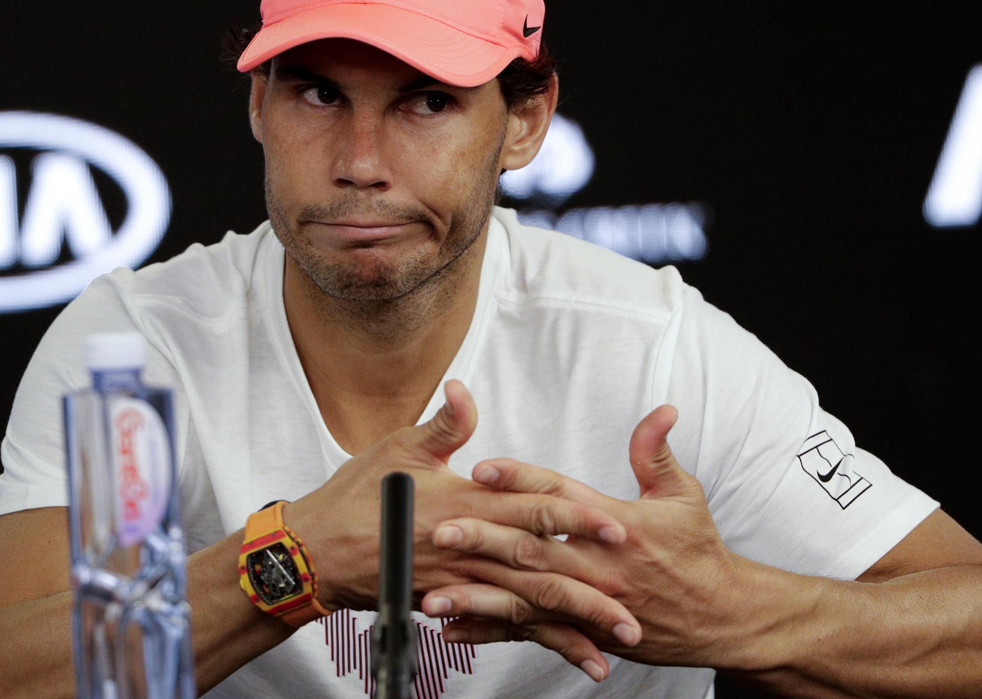 Španielsky tenista Rafael Nadal  odpovedá na otázky na tlačovej konferencii.