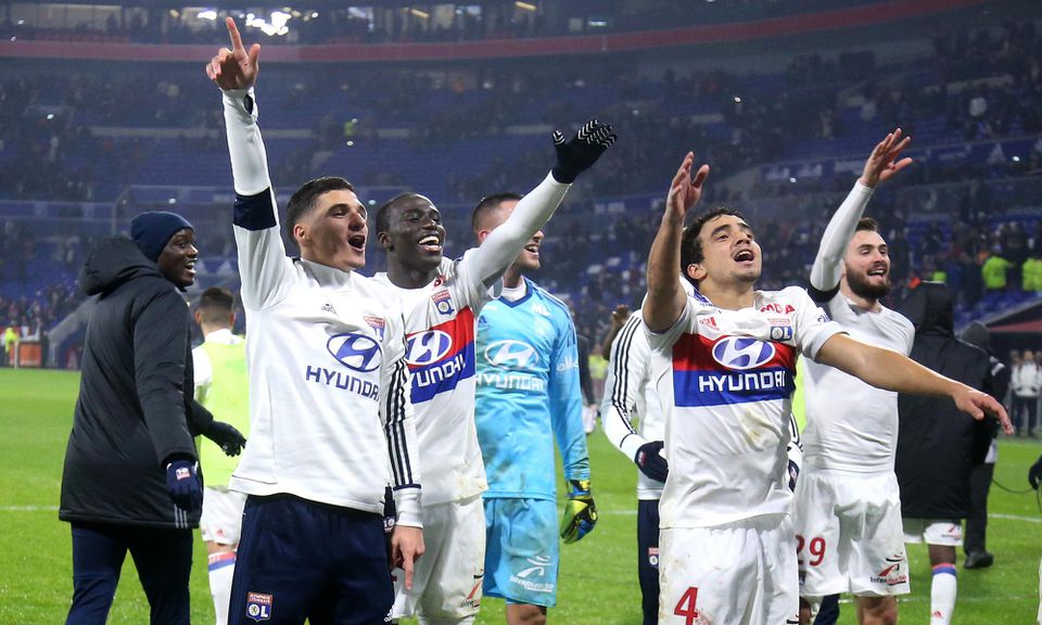 Futbalisti Lyonu oslavujú triumf nad PSG