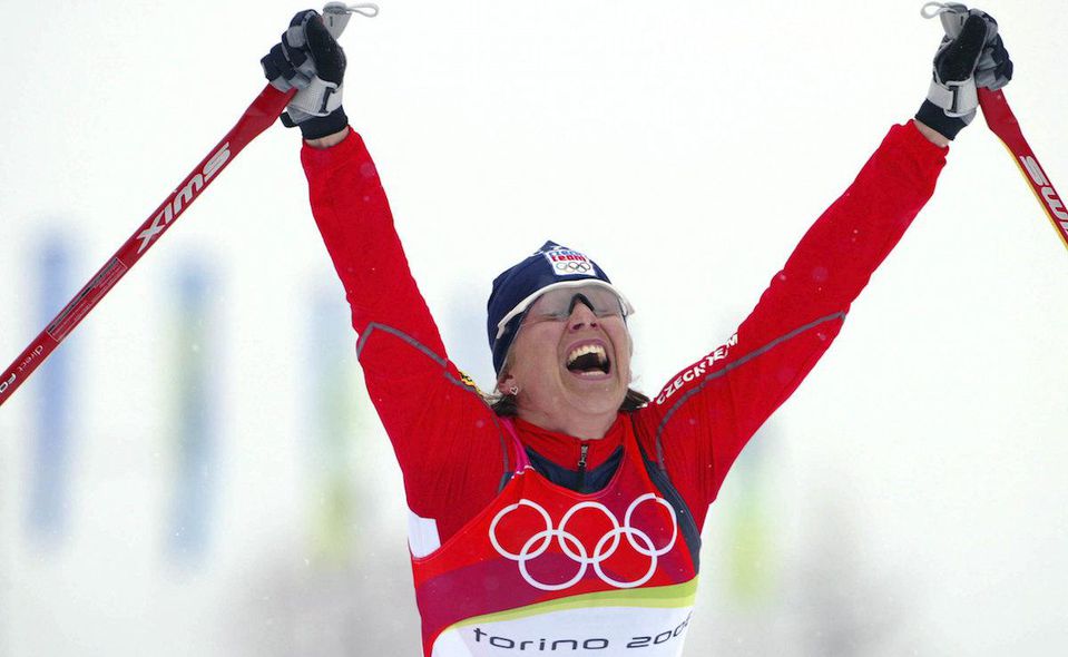 Kateřina Neumannová sa teší zo zlatej olympijskej medaily v Turíne (2006).