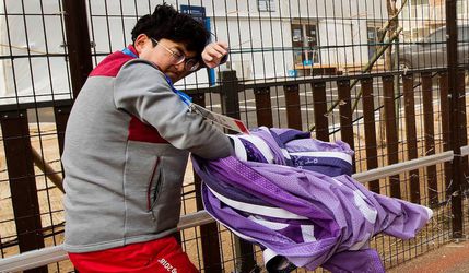 Divoký vietor v Pjongčangu ohrozuje fanúšikov aj športovcov