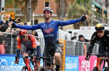 Giro d´Italia: V Salerne austrálsky špurtérsky triumf