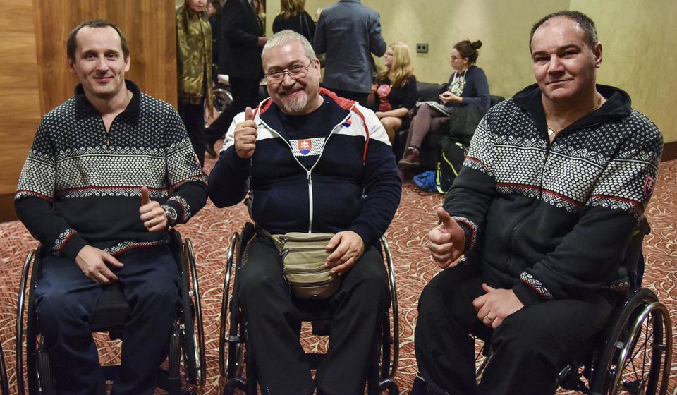 lovenskí paralympijský reprezentanti v curlingu na vozíku zľava Radoslav Ďuriš, Imrich Lyócsa a Dušan Pitoňák.