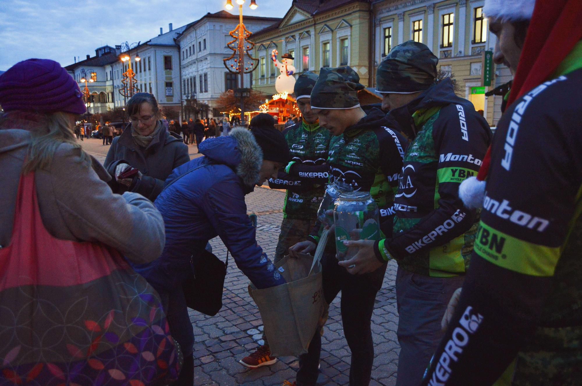 Stretnúť cyklistov Dukly Banská Bystrica ste mohli aj v centre mesta.