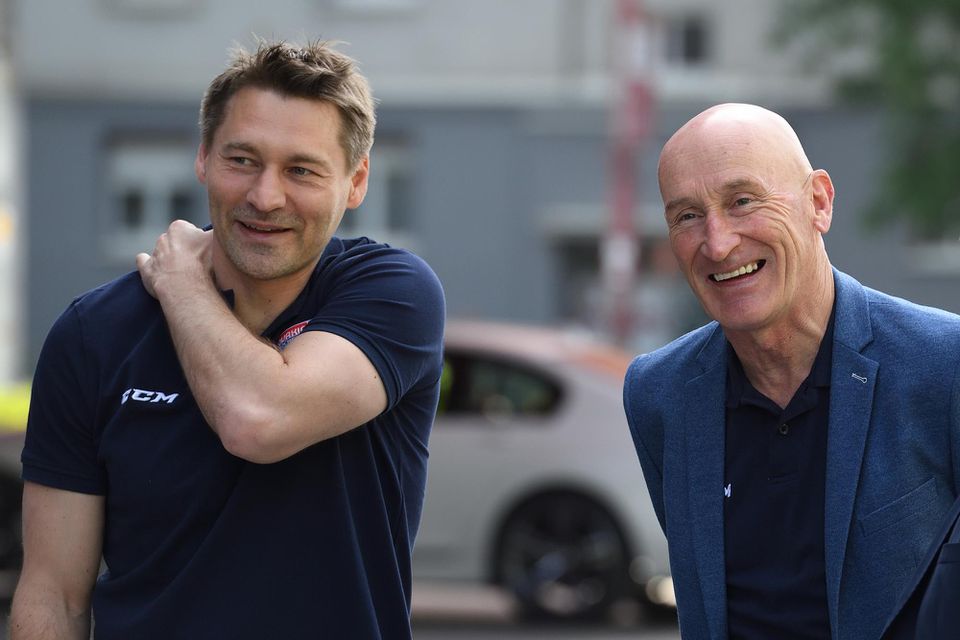 Tréner slovenskej hokejovej reprezentácie Craig Ramsay a jeho asistent Vladimír Országh.