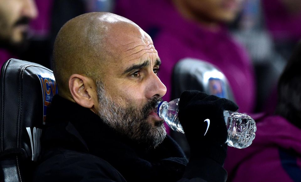 Tréner Manchestru City Pep Guardiola pije vodu