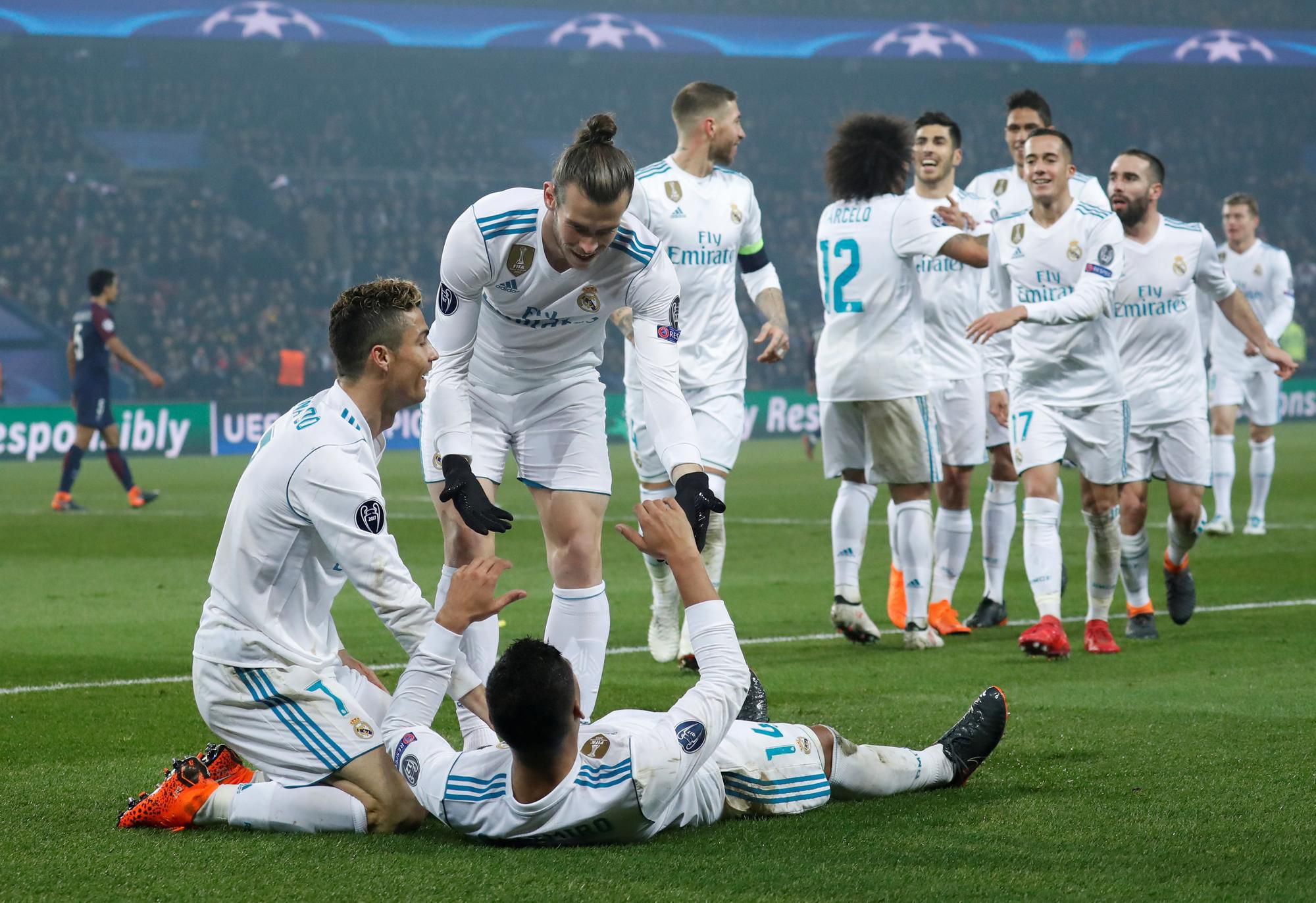 hráči Realu Madrid oslavujú gól