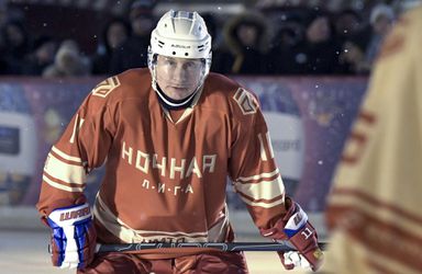 Putin opäť ukázal svoje hokejové umenie v zápase pod holým nebom