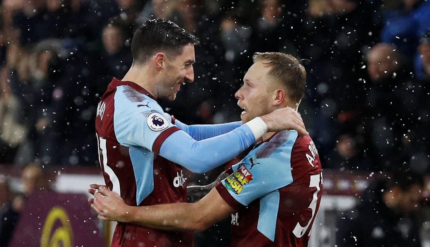 Hráči Burnley FC Scott Arfield a Stephen Ward