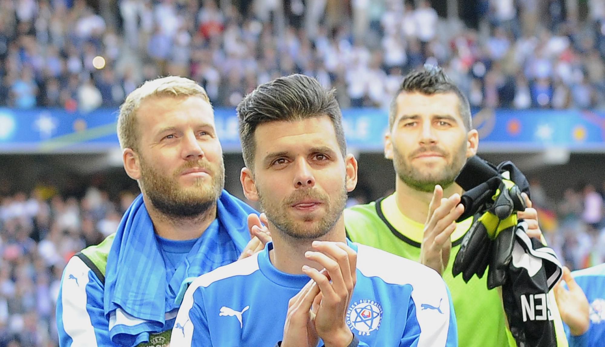 Adam Nemec, Michal Ďuriš a Ján Novota venujú potlesk fanúšikom